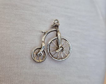 Dije vintage de plata con forma de penique: colgante de bicicleta mecánica con ruedas giratorias
