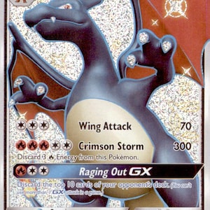 Könnte beinhalten: Eine glänzende Charizard GX Sammelkarte mit einer schwarzen, drachenähnlichen Kreatur mit orangefarbenen Flügeln, 250 KP und Attacken wie Wing Attack, Crimson Storm und Raging Out GX auf einem holografischen Hintergrund mit silbernem Text.