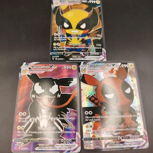 Op de afbeelding: Drie rechthoekige ruilkaarten met Pikachu-personages verkleed als Wolverine, Venom en Deadpool. Elke kaart toont een 999 HP-waarde, aanvalsnamen zoals Iron Tail en ThunderBolt, en holografische foliedetails met tekstbeschrijvingen.