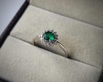 925 Sterling Silver Round Emerald Halo Ring–Green Faceted Gemstone with CZ Accents–14K Gold Plated May Birthstone Ring– Elegant Gift for her