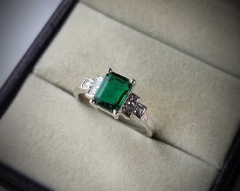 Anillo de compromiso con esmeralda en plata de ley 925: piedra de nacimiento de mayo para ella.