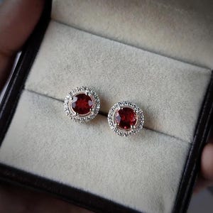 Red Garnet Snowflake Earrings – Round Cut Garnet in 925 Sterling Silver – January Birthstone Jewelry – Anniversary or Holiday Gift for Her
