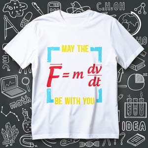 Könnte beinhalten: Weißes T-Shirt mit der Formel F=m dv/dt in Rot, umrahmt von Blau und Gelb, und dem Text „MAY THE BE WITH YOU“. Das T-Shirt hat einen Rundhalsausschnitt.