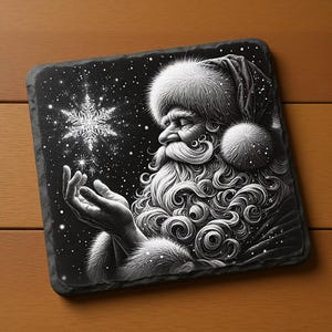 Op de afbeelding: Een zwart-witte vierkante onderzetter met de kerstman die een sneeuwvlok vasthoudt. De afbeelding heeft een gedetailleerde illustratie van de kerstman met een lange baard en een met bont afgezette hoed, tegen een sterrenachtergrond. Een feestelijk item.