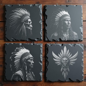 Può includere: Set di quattro sottobicchieri quadrati in ardesia con disegni a tema nativo americano. Ogni sottobicchiere presenta un'immagine diversa: un teschio con un copricapo, un ritratto di un nativo americano e un design astratto di piume.