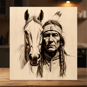Op de afbeelding: Een sepia-getint kunstwerk op hout met een Indiaanse man en een paard. De man heeft lange vlechten, een hoofdband met een veer en een serieuze uitdrukking. Het paard staat naast hem.