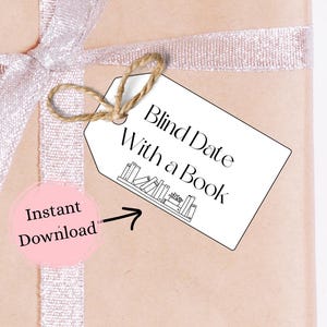 Op de afbeelding: Een cadeau verpakt in bruin papier, vastgemaakt met een zilveren lint en strik. Een label leest "Blind Date With a Book" met een illustratie van een stadsgezicht. Een roze sticker met "Direct downloaden" is ook zichtbaar.