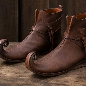 Herenschoenen van bruin leer | Handgemaakte middeleeuwse enkelschoenen met gekrulde neus | Viking LARP Renaissance Fair Cosplay schoenen