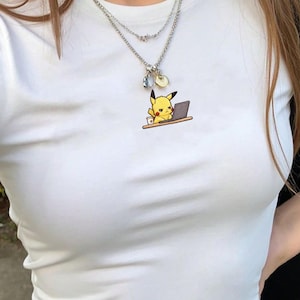 Camiseta de bebé bordada de Pikachu, linda camiseta de Pokémon, top corto de Pikachu, camiseta de anime kawaii, camiseta para chica gamer, regalo estético para bebé