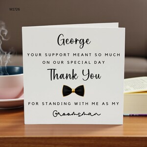 Puede incluir: Una tarjeta de felicitación cuadrada de color blanco con el texto George, YOUR SUPPORT MEANT SO MUCH ON OUR SPECIAL DAY, Thank You, y FOR STANDING WITH ME AS MY Groomsman. Un pequeño gráfico de pajarita negra con centro dorado.
