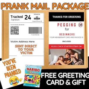 Op de afbeelding: Een prank mail pakket met de tekst "PRANK MAIL PACKAGE". Het pakket bevat een verzendlabel, een wenskaart met de tekst "YOU'VE BEEN PRANKED" en een zak Haribo snoep. Het pakket bevat ook een afbeelding met de tekst "PEGGING for BEGINNERS".