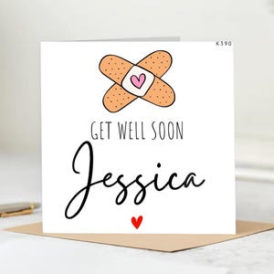 Tarjeta personalizada de &quot;Que te mejores pronto&quot; para Jessica: Diseño de vendaje con corazón. Tarjeta de felicitación personalizada de &quot;Que te mejores pronto&quot;. Deseos de sanación.