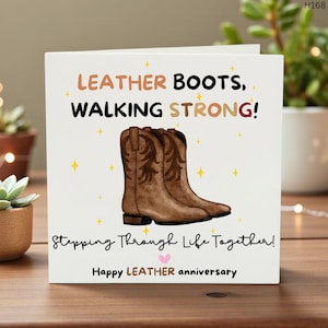 Può includere: Un biglietto di auguri bianco con la scritta "LEATHER BOOTS, WALKING STRONG!" e "Stepping Through Life Together!". Presenta un paio di stivali da cowboy in pelle marrone e le parole "Happy LEATHER anniversary".
