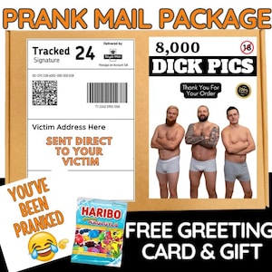 Puede incluir: Un paquete de correo de broma con el texto "PRANK MAIL PACKAGE" en naranja. El paquete incluye una etiqueta de envío, el texto "8,000 DICK PICS" y tres hombres en ropa interior. Una tarjeta dice "YOU'VE BEEN PRANKED" y una bolsa de caramelos Haribo.