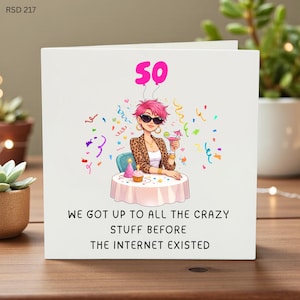 Può includere: Biglietto di auguri bianco con un'illustrazione di una donna con i capelli rosa e occhiali da sole, che festeggia il suo 50° compleanno. La carta ha il testo "WE GOT UP TO ALL THE CRAZY STUFF BEFORE THE INTERNET EXISTED."