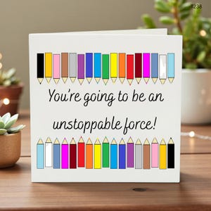 Può includere: Un biglietto di auguri bianco con illustrazioni di matite colorate in alto e in basso. Il biglietto presenta il testo "You're going to be an unstoppable force!" in scrittura nera, perfetto per una laurea o un incoraggiamento.