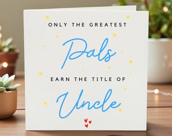 Peut inclure: Carte de vœux blanche avec le texte "ONLY THE GREATEST Pals EARN THE TITLE OF Uncle" en écriture bleue et en lettres noires. Des étoiles jaunes et des cœurs rouges décorent la carte. La carte est sur une surface en bois.