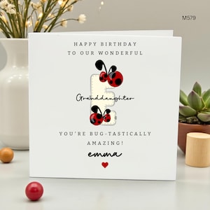 Könnte beinhalten: Weiße Geburtstagskarte mit dem Text "Alles Gute zum Geburtstag unserer wundervollen Enkelin". Der Buchstabe "E" ist mit Marienkäfern verziert. Die Karte sagt auch "Du bist fantastisch toll!" und hat ein rotes Herz.