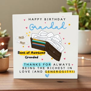 Puede incluir: Una tarjeta de cumpleaños con las palabras "Happy Birthday Grandad" en escritura azul. La tarjeta presenta una cartera marrón desbordante de efectivo y el texto "Bank of Awesome Grandad". La tarjeta también dice "Gracias por ser siempre el más rico en amor (¡y generosidad!)"