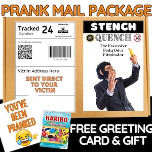 Könnte beinhalten: Ein Scherzpostpaket mit dem Text "PRANK MAIL PACKAGE". Das Paket enthält ein gefälschtes Lieferetikett, eine "Stench Quench"-Werbung, eine "You've Been Pranked"-Karte und eine Tüte Haribo-Bonbons.