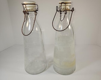 Paar Vintage Glas Milch / Sahne Flaschen w / Keramik Flip-Top-Deckel, geätztes Glas