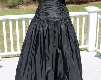 SALE Victor Costa Vintage Black Formal Ball Prom Evening Gown w/ Ruching/Frill