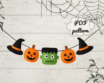 Könnte beinhalten: Ein Halloween-Filzbanner mit Hexenhut, Kürbissen und Frankensteins Monster. Das Banner ist an einer schwarzen Schnur vor einem weißen Holzhintergrund befestigt. Der Text "PDF pattern" befindet sich in einer Wolkenblase.