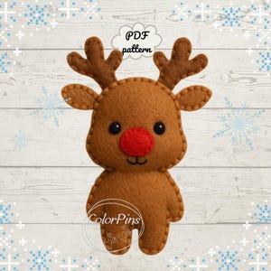 Op de afbeelding: Een bruin vilten rendier met een rode neus, zwarte ogen en bruine geweien. Het rendier is aan elkaar gestikt met zichtbare naden. De afbeelding bevat de tekst "PDF pattern" in een wolk-vormige tekstballon.