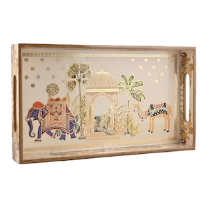 Pode incluir: Bandeja de servir retangular de madeira com uma inserção de vidro decorativa. O design de inspiração indiana apresenta um elefante, um camelo e elementos arquitetônicos em tons dourados, azuis e vermelhos. A bandeja tem alças.