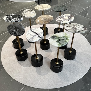 Mesa de centro de mármol artesanal: pedestal de acero inoxidable, diseño minimalista