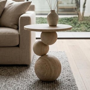 Handgemaakte bijzettafel van natuurlijk travertijn, organische, moderne, minimalistische woondecoratie, sculpturale bolvormige nachtkastje