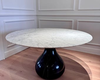 Tavolo da pranzo rotondo in marmo bianco di Carrara fatto a mano, base in marmo a forma di goccia d'acqua, diametro 135 cm