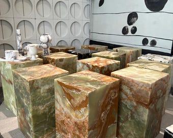 Tavolino laterale in marmo onice verde fatto a mano personalizzato: pietra naturale minimalista, comodino, tavolo con zoccolo