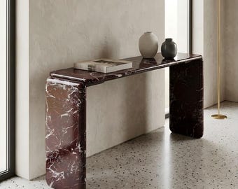 Consolle artigianale in marmo Rosso Lepanto con gambe scanalate, credenza moderna di lusso per l'ingresso.