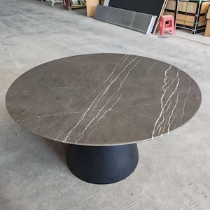Mesa de comedor redonda de mármol gris hecha a mano: moderna y elegante, de piedra natural, con base de madera.