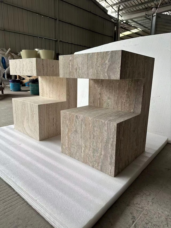 手作りのトラバーチンサイドテーブル：収納付き天然石ナイトスタンド