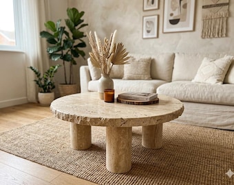 Tavolino rotondo in travertino naturale, realizzato a mano, stile Japandi Wabi-Sabi, moderno e organico, con tre gambe solide.