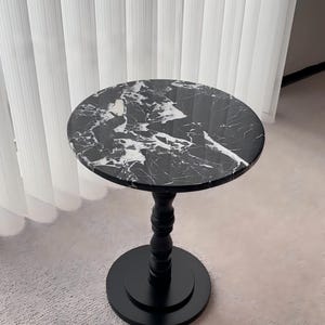 Mesa auxiliar de mármol natural, madera Barley Twist, mármoles de estilo moderno, vintage, de lujo y orgánico.