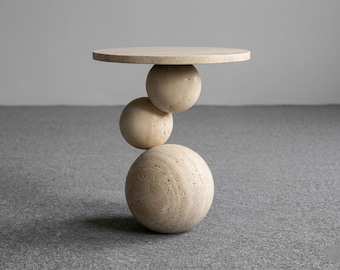 Mesita auxiliar artesanal de travertino natural: elemento decorativo de estilo vintage, base de piedra esférica escultural de lujo.