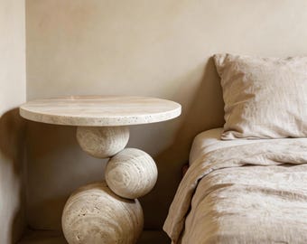 Tavolino laterale a sfera in travertino naturale: elemento decorativo d'arredo vintage, pietra scultorea di lusso