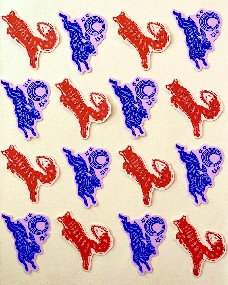Puede incluir: Patr&oacute;n de pegatinas con zorros rojos y conejos azules con un dise&ntilde;o de luna creciente y estrellas. Las pegatinas tienen un borde blanco y est&aacute;n dispuestas sobre un fondo beige claro. Los dise&ntilde;os de zorro y conejo son estilizados.