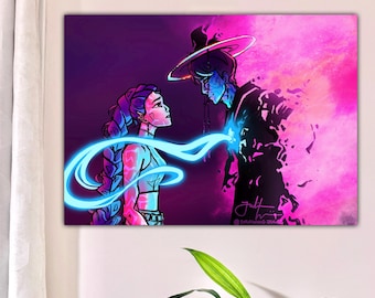Pode incluir: Impressão de arte digital com duas figuras num abraço romântico. A obra de arte utiliza uma paleta de cores vibrantes de rosa, roxo e azul. Uma figura é delineada em luz azul, enquanto a outra é rodeada por energia rosa. A assinatura do artista é visível.