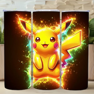 Puede incluir: Un vaso cilíndrico con una vibrante ilustración de Pikachu. El diseño presenta a Pikachu con un cuerpo amarillo, mejillas rojas y una cola de rayo, sobre un fondo oscuro con efectos eléctricos.