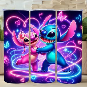 Puede incluir: Un vaso con un dise&ntilde;o vibrante de los personajes Stitch y Angel de Lilo & Stitch. La obra de arte muestra a los personajes abraz&aacute;ndose, rodeados de corazones, mariposas y notas musicales de color rosa y azul ne&oacute;n sobre un fondo morado oscuro.