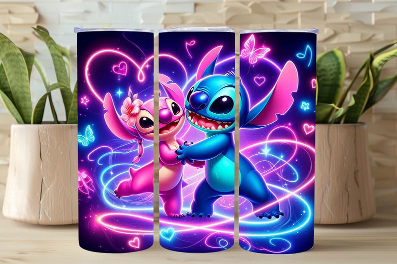 Puede incluir: Un vaso con un dise&ntilde;o vibrante de los personajes Stitch y Angel de Lilo & Stitch. La obra de arte muestra a los personajes abraz&aacute;ndose, rodeados de corazones, mariposas y notas musicales de color rosa y azul ne&oacute;n sobre un fondo morado oscuro.