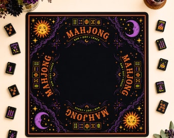 Può includere: Un tappetino da mahjong quadrato nero con testo arancione che recita MAHJONG, BAM, DOT, CRACK e illustrazioni celesti di soli e lune. Il tappetino è circondato da singole tessere da mahjong nere decorate con icone colorate come zucche.