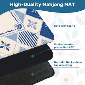Op de afbeelding: Een close-up van een Mahjong-mat met een blauw en wit tegelontwerp. De mat heeft een zachte technische stof, milieubescherming XPE en een antislip dikke rubberen schuimrug. De tekst "High-Quality Mahjong MAT" staat bovenaan.