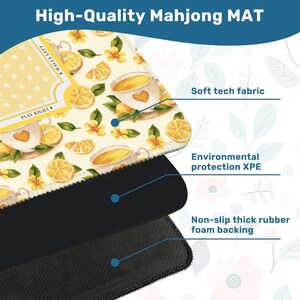以下が含まれることがあります： 高品質な麻雀マット。レモンとティーカップのパターン。ソフトテック生地、環境保護XPE、滑り止め厚手ラバーフォームバックが特徴です。マットには「PLAY RIGHT」と「WALLS LEFT」の文字があります。