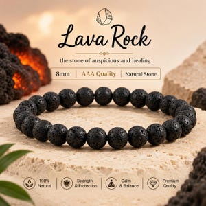Può includere: Un bracciale circolare composto da perline in roccia lavica nera e porosa. Il testo "Lava Rock" è stampato sopra il bracciale, insieme a "the stone of auspicious and healing", "8mm", "AAA Quality", "Natural Stone" e "100% Natural".