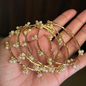 金メッキのバングル、ハンマー仕上げの真鍮製、カシミール産パール装飾付き